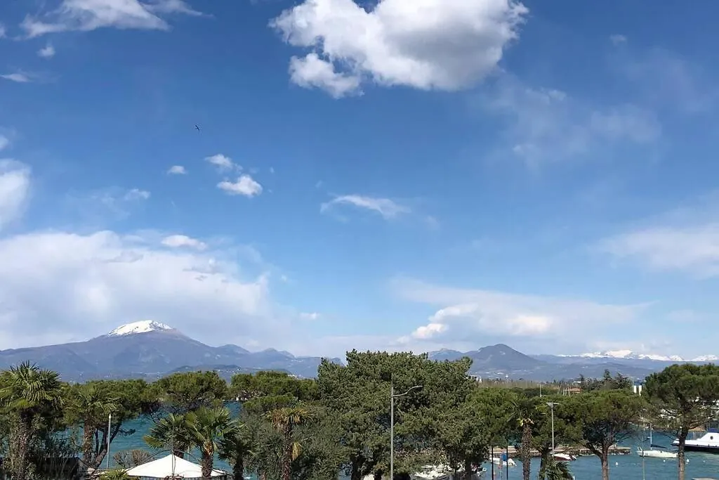 *Central Lakeside Apt*Swimming Pool & Free Parking Peschiera del Garda Appartement